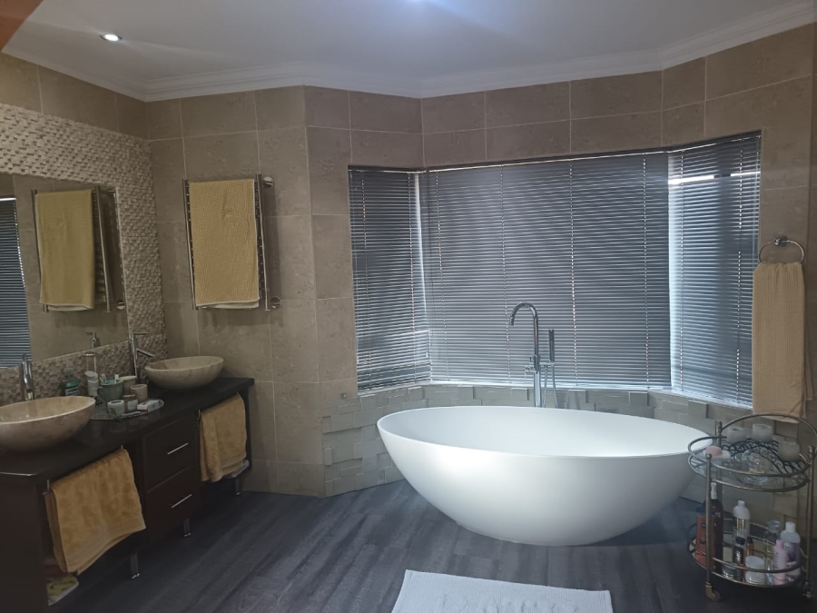 4 Bedroom Property for Sale in Roylglen Gardens Northern Cape